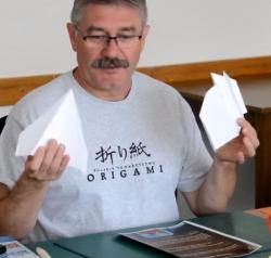 Online origami oktatás - papírrepülő hajtogatás