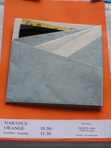Nelly Bayens: Papírtartó mappa
