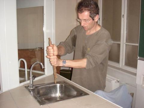 Vincent Foderer mutatja a fa készítését