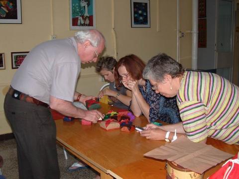 Somos Endre a masu dobozait mutatja