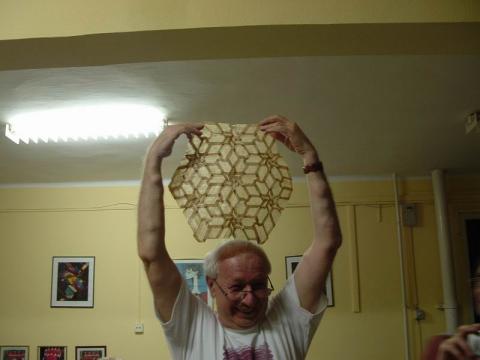 Somos Endre az elkészült tesszalációval