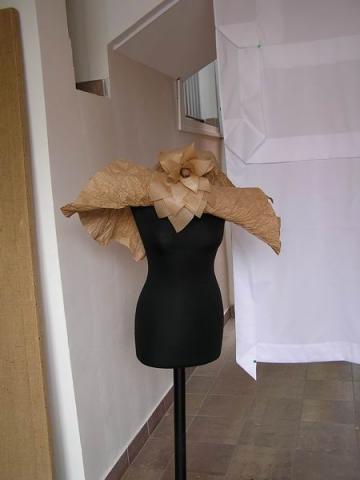 Az egyik kalapköltemény a divatbemutatóról