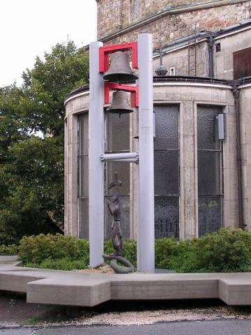 Pécs új látványossága: a felemelkedő harangok