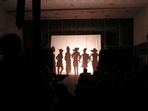 Divatbemutató a 18. találkozó megnyitóján