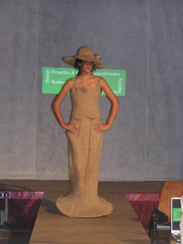 Divatbemutató a 18. találkozó megnyitóján