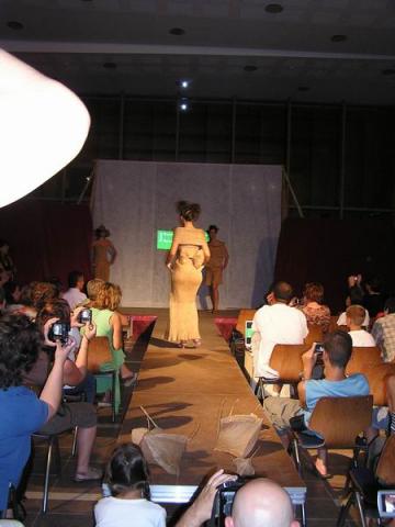 Divatbemutató a 18. találkozó megnyitóján