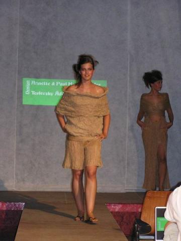 Divatbemutató a 18. találkozó megnyitóján