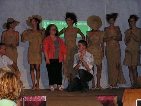 Divatbemutató a 18. találkozó megnyitóján