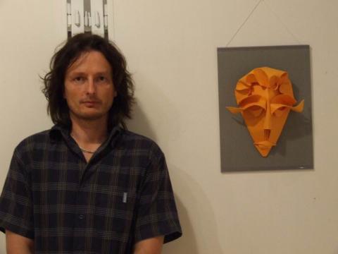 Zsebe József egyik maszkjával