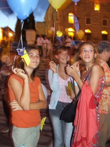 A 18. origami találkozó fő attrakciója - Hajtogatás a főtéren