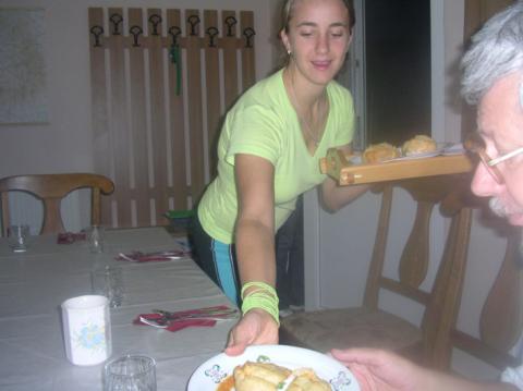 Zsuzsi vacsorát oszt