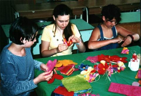 Készülnek a papírvirágok