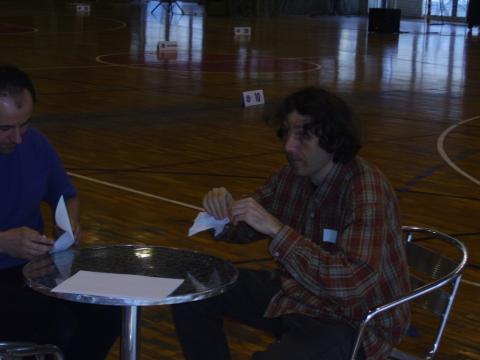 Horn Ákos készül a papírrepülők versenyére