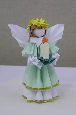 Ácsné Dóczi Éva: Angyal kusudama elemből