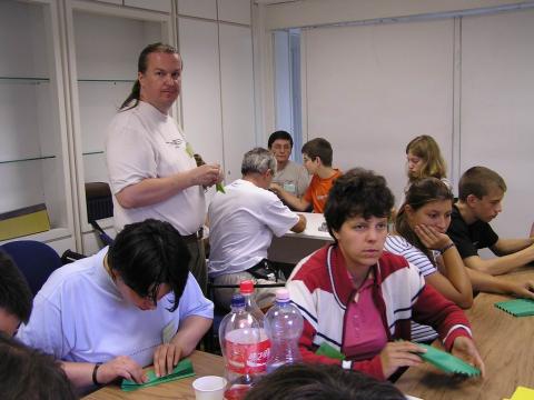 Sebők Zsolt tanítja a gyíkját