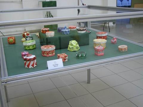 Tuzy Ibolya: Dobozok teatasakból