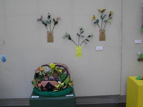 Kovács Gyuláné: Tavaszi virágkosár és Heidtné Fenyvesi Ágota: Virágok